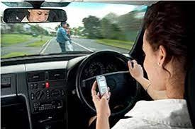 Sử dụng điện thoại khi lái xe mang lại nhiều mối nguy hại 