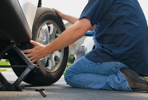 Kiểm tra lốp xe là kinh nghiệm lái xe số tự động an toàn giúp bạn yên tâm trên đường