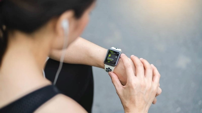 Người dùng kiểm tra dữ liệu sức khỏe trên smartwatch sau khi tập luyện
