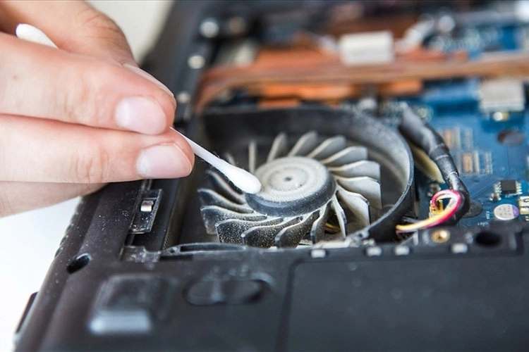 Giá vệ sinh laptop phổ biến trên thị trường
