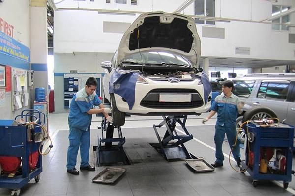 Hình ảnh kỹ thuật viên kiểm tra xe xe tại gara