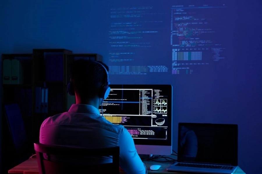 Lập trình viên sử dụng RStudio để  xử lý dữ liệu cho mô hình AI