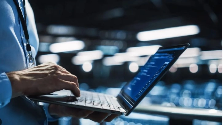 Một lập trình viên đang tham khảo tài liệu Scikit-learn trên trang chính thức để xây dựng mô hình