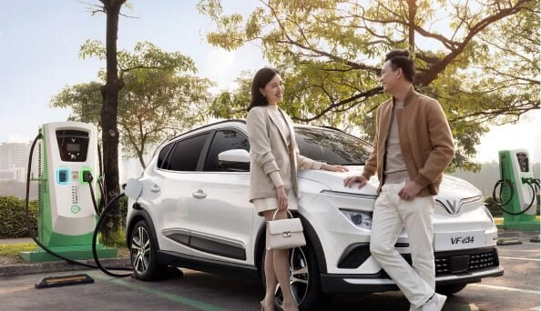 Người dùng trải nghiệm tiện ích của trạm sạc nhanh xe điện trong 15 phút