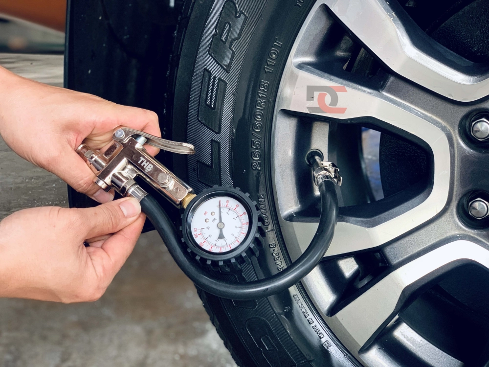 Một chiếc đồng hồ đo áp suất lốp nhỏ gọn, công cụ không thể thiếu cho mọi tài xế.