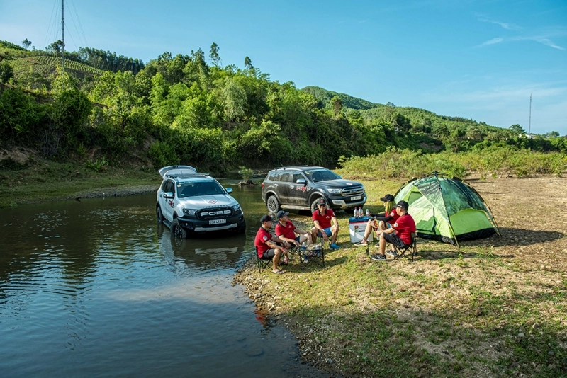 Gia đình vui vẻ trên Toyota Hilux trong chuyến dã ngoại cuối tuần.
