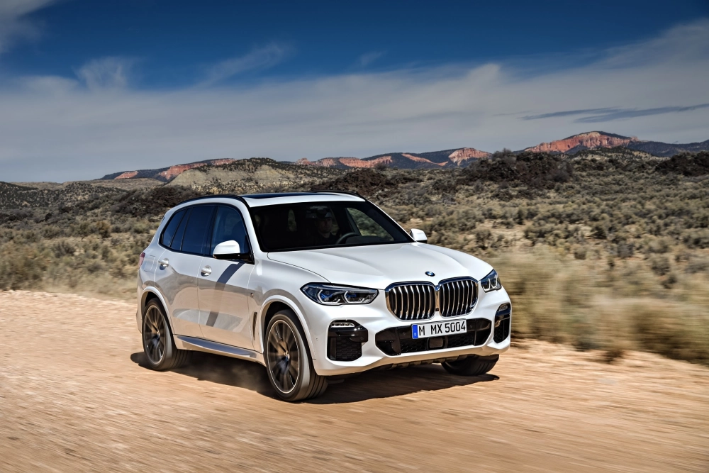 Xe BMW X5 với giảm xóc khí nén, mang lại trải nghiệm lái xe mượt mà.