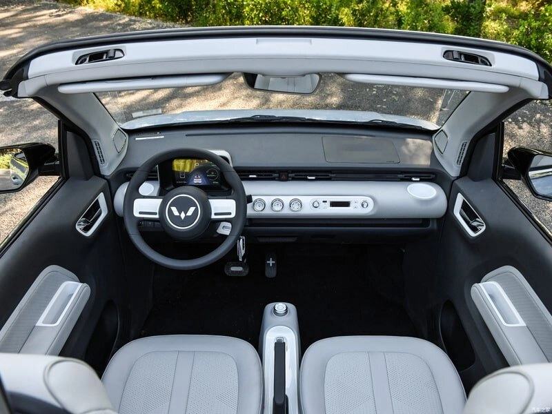 Nội thất tối giản của xe điện Wuling Hongguang Mini EV, phù hợp với nhu cầu cơ bản