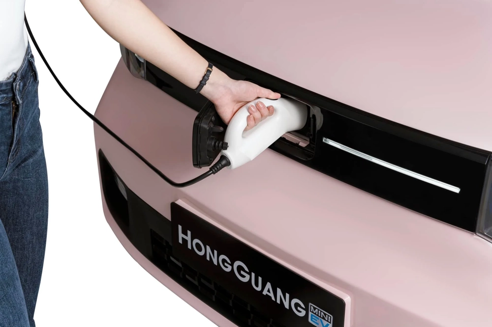 Cổng sạc tiện lợi của xe điện Wuling Hongguang Mini EV, tích hợp ngay logo