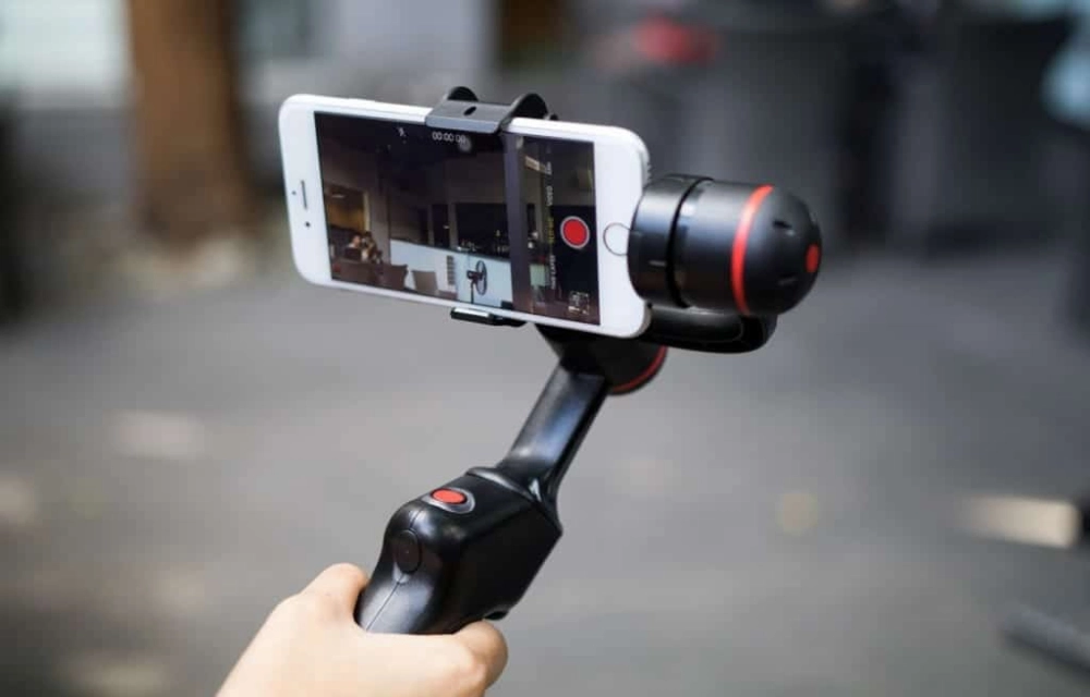 Tripod giúp video ổn định khi quay video bằng smartphone.