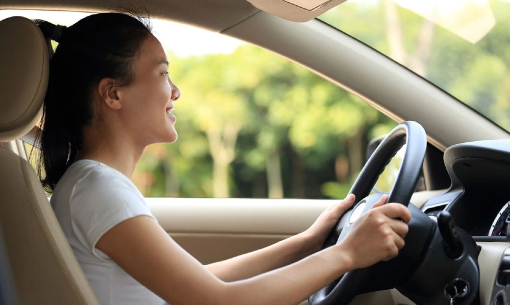 Học viên thực hành kỹ thuật lái xe số sàn cơ bản trên sân tập 